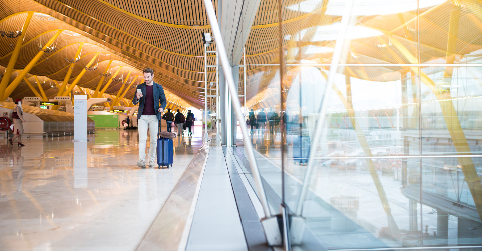 turista con biglietto aereo in mano prima della partenza dall'aeroporto