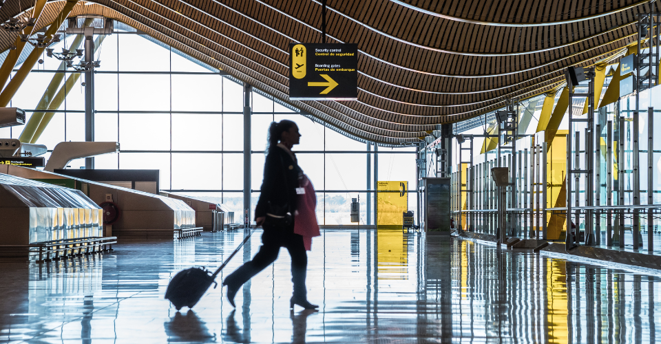 donna che ha appena parcheggiato low cost da Parkgold all'aeroporto di venezia